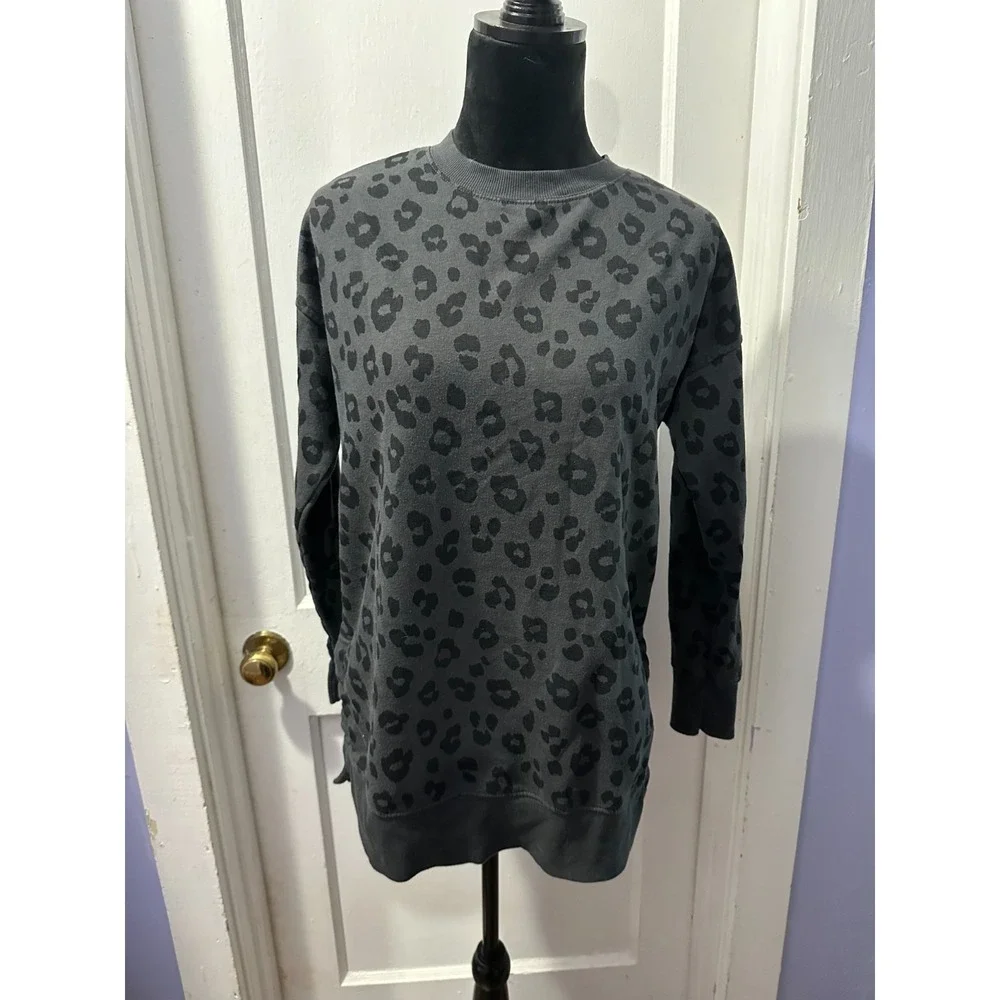 Old‎ Navy Grey Leopard Pullover in XS